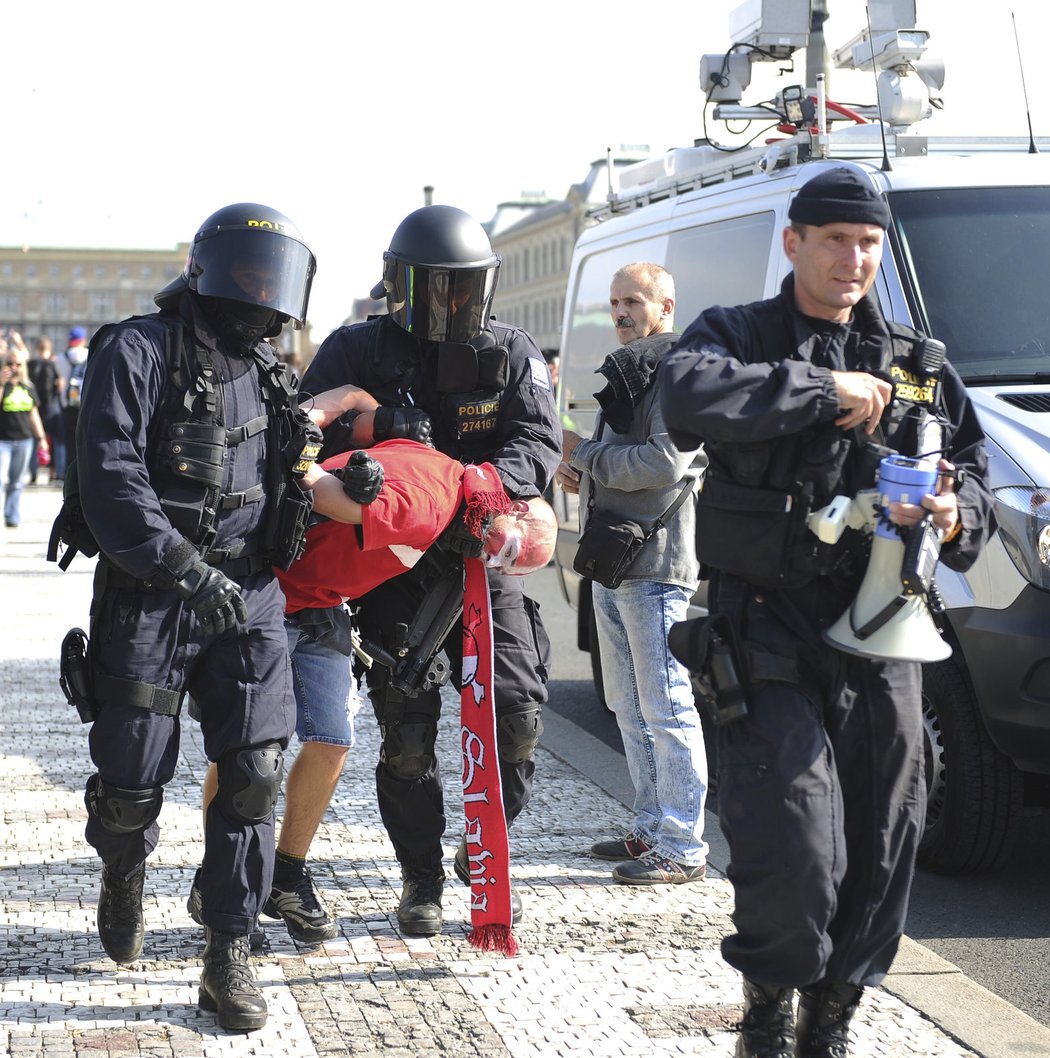 Zadržený fanoušek Slavie, který doplatil na konflikt s policií na začátku pochodu na Spartu