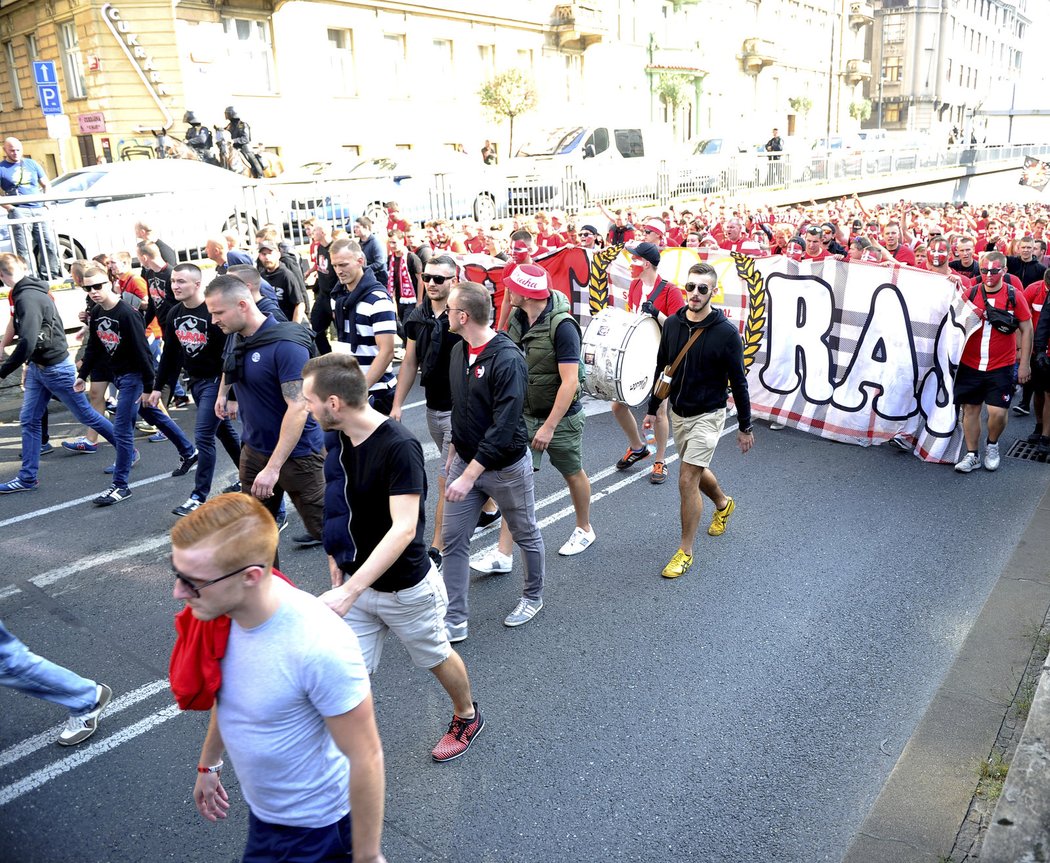 Fanoušci Slavie vycházejí na Letné z tunelu a míří na derby