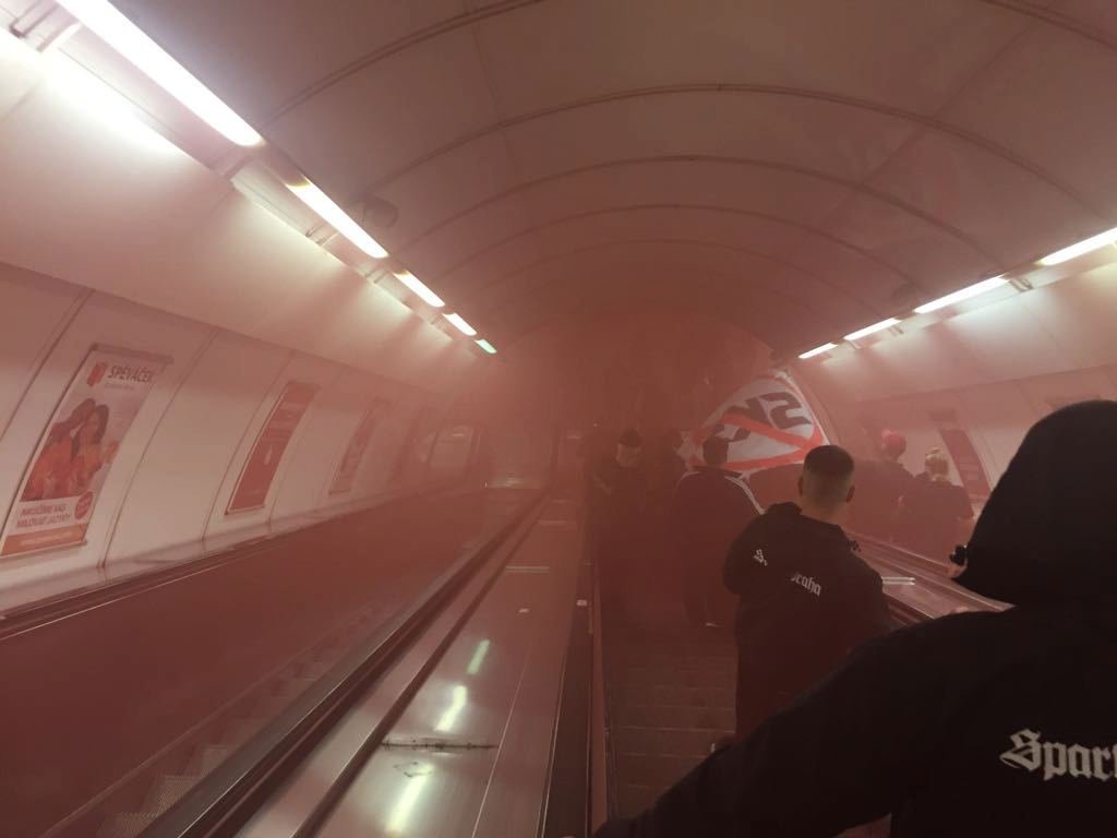 Fanoušci Sparty si neodpustili dýmovnici ani v metru