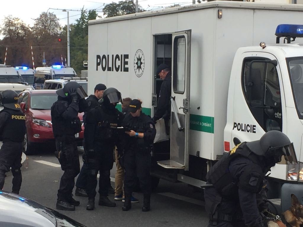 Policie během pochodu fanoušků Sparty na derby se Slavií zadržela