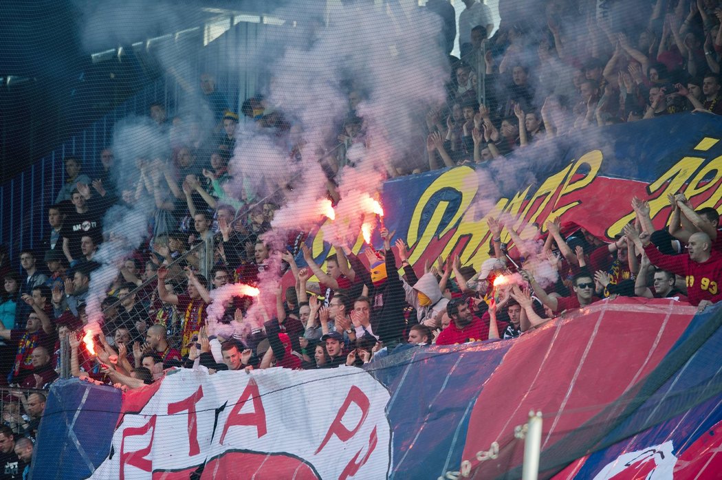 Sparťanští fanoušci během derby se Slavií