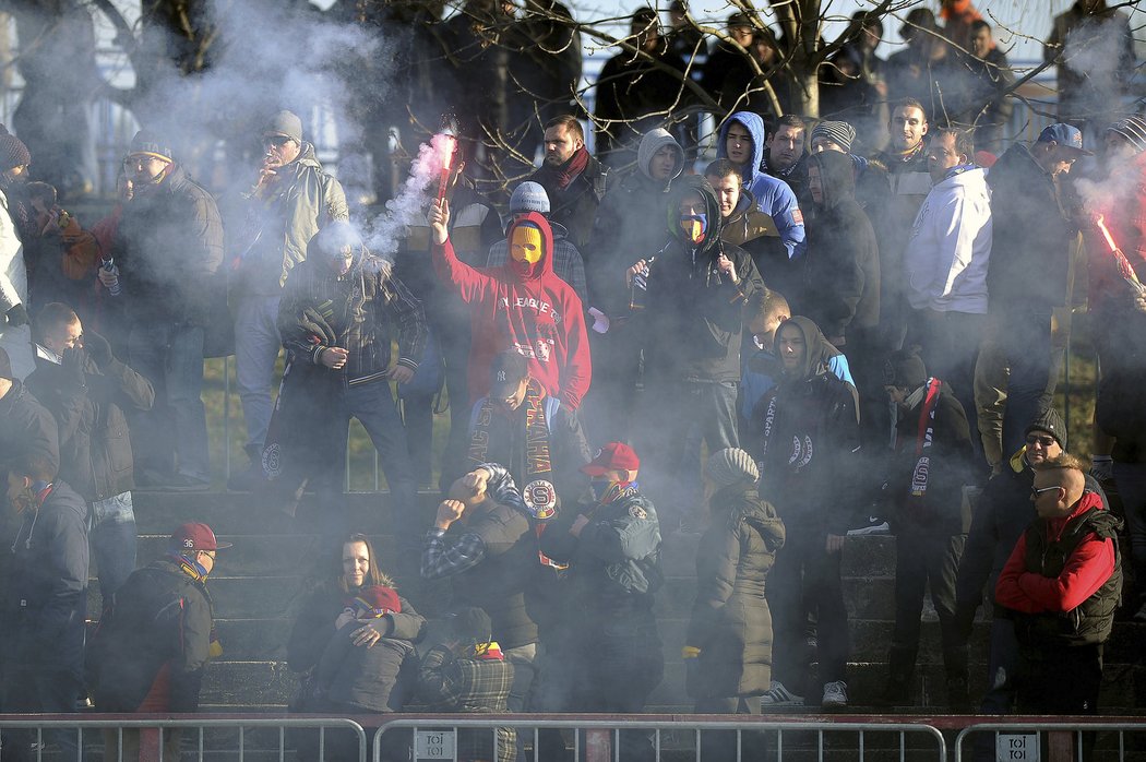 Fanoušci Sparty během Silvestrovského derby v Edenu