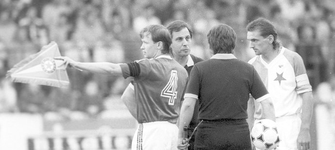 Kovaný slávista Pavel Řehák (vpravo) a kapitán Sparty Ivan Hašek v derby na jaře 1989