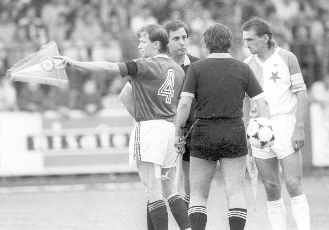 Kovaný slávista Pavel Řehák (vpravo) a kapitán Sparty Ivan Hašek v derby na jaře 1989