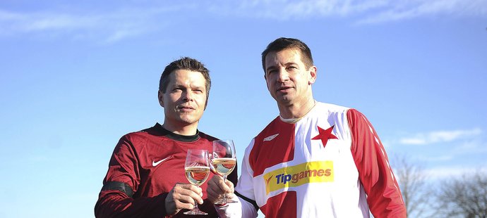 Libor Sionko s Pavlem Kukou se postarali o slavnostní přípitek po skončení Silvestrovského derby