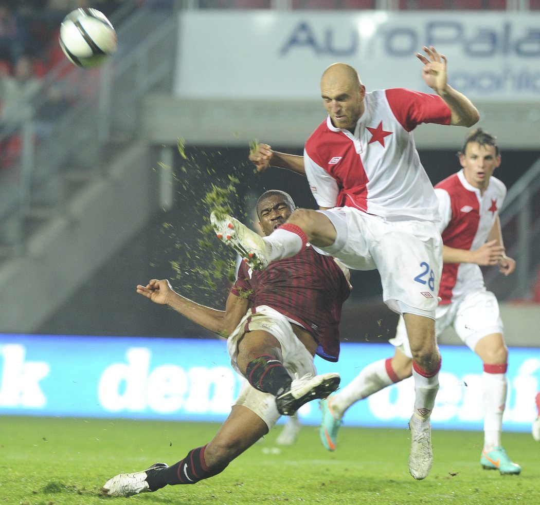 Leonard Kweuke i Martin Latka vědí, jaký je to pocit vstřelit vítězný gól v největším zápase české ligy, derby podzim 2012