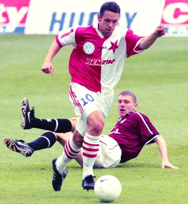 Pavel Horváth patří mezi hráče, kteří si derby zahráli za oba týmy. Na zemi sleduje jeho únik současný trenér Bohemians Martin Hašek, derby září 1998 Pavel Horváth patří mezi hráče, kteří si derby zahráli za oba týmy. Na zemi sleduje jeho únik současný trenér Bohemians Martin Hašek, derby září 1998