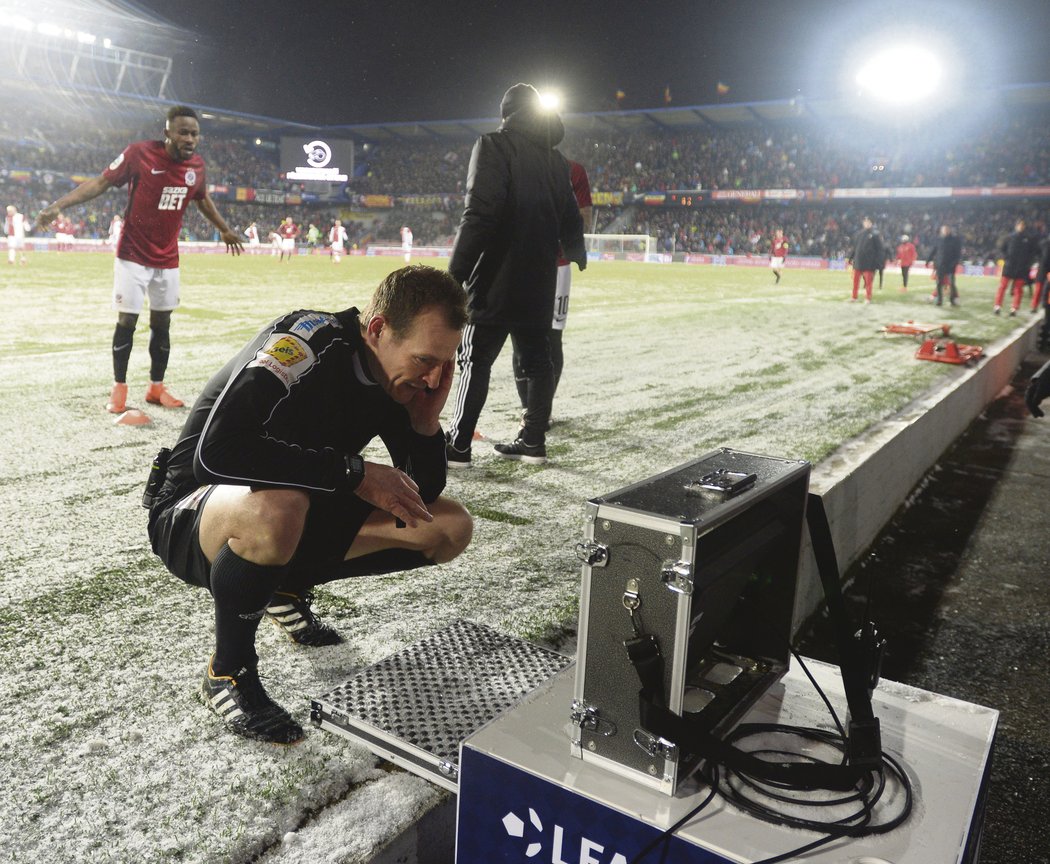 Jaro 2018. Poslední vzájemný zápas pražských „S“ proběhl ve znamení videorozhodčího, Pavel Královec zkoumá penaltu...