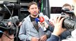Videorozhodčí juniorského derby mezi Spartou a Slavií Roman Hrubeš vysvětluje novinářům, jak fungovala novinka zaváděná do českého fotbalu