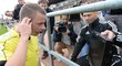 Hlavní rozhodčí juniorského derby mezi Spartou a Slavií Pavel Orel kontroluje na monitoru spornou situaci
