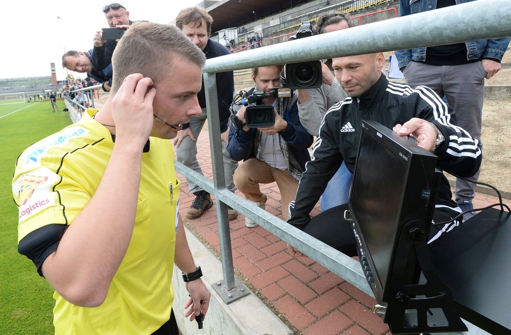 Hlavní rozhodčí juniorského derby mezi Spartou a Slavií Pavel Orel kontroluje na monitoru spornou situaci