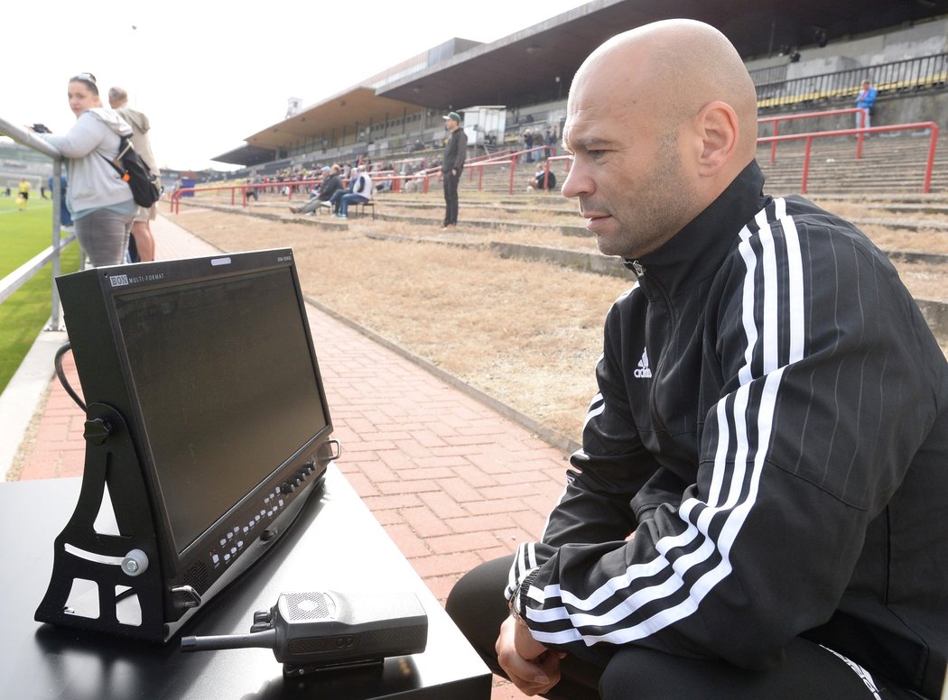 Monitor pro rychlé zkontrolování sporné situace měl hlavní rozhodčí juniorského derby Pavel Orel k dispozici hned vedle hřiště