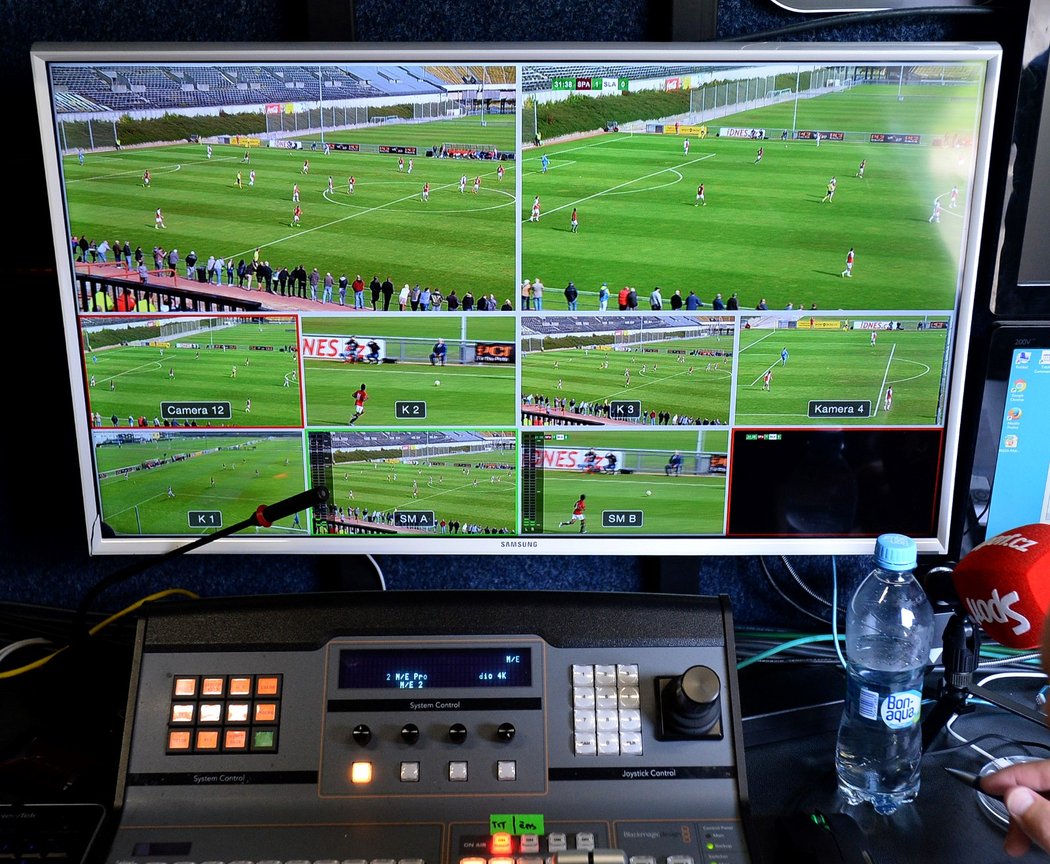 Monitor, na kterém videorozhodčí posuzovali sporné situace v juniorském derby Sparty se Slavií