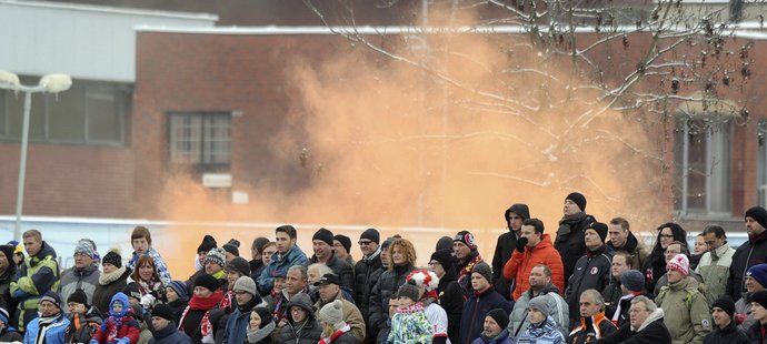 Ani derby v poslední den roku se nevyhnulo řádění fanoušků. Sparťany v kouři z dýmovnic musela krotit ochranka.