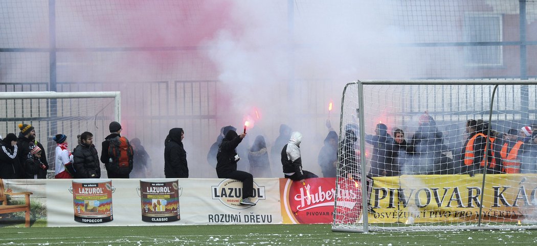 Fanoušci řádili i v poslední den roku při silvestrovském derby &#34;S&#34; v Edenu.