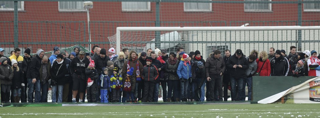 Drtivá většina fanoušků si silvestrovské derby &#34;S&#34; v Edenu užívala, několik chuligánů ale opět řádilo.