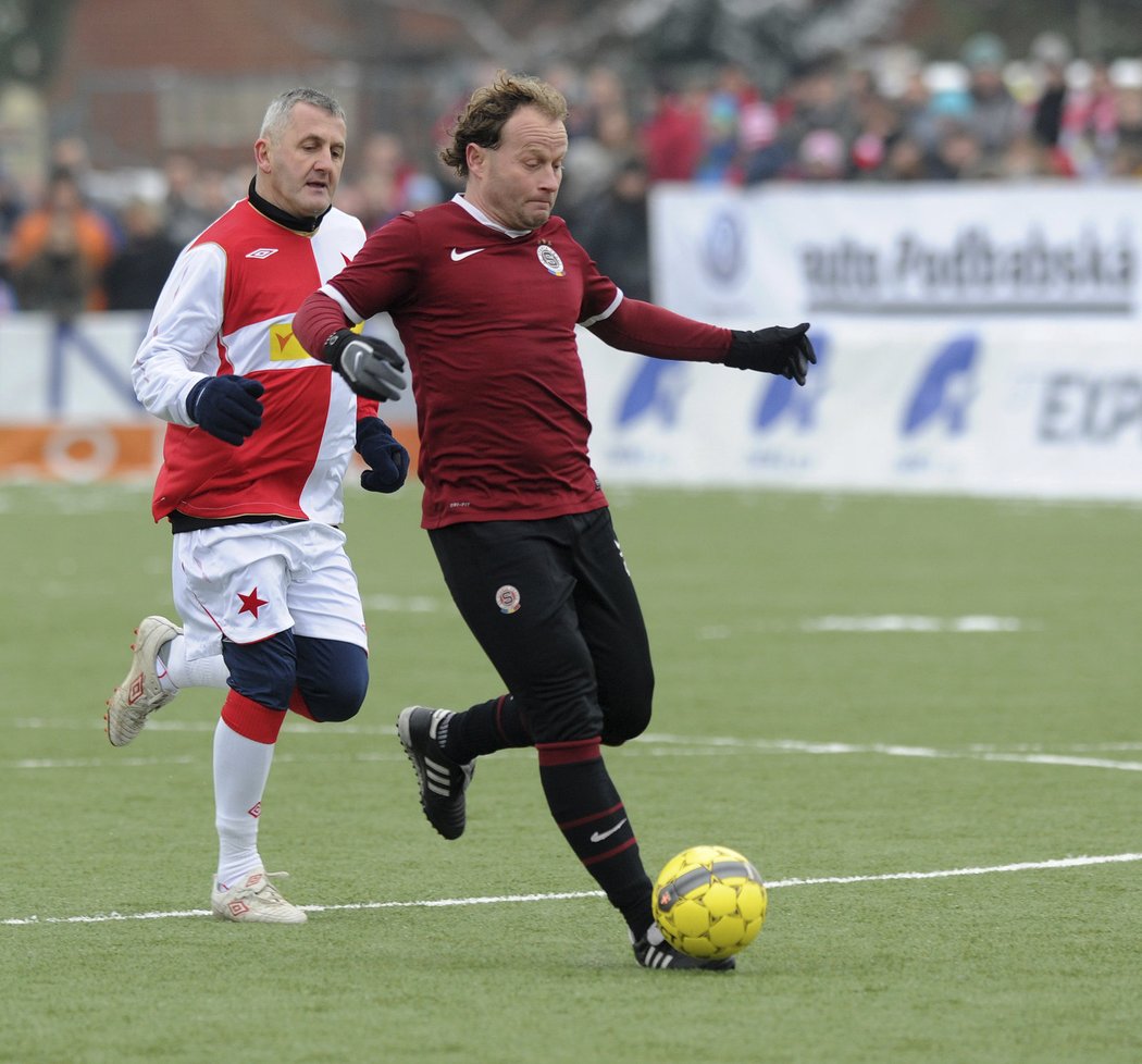 Sparťan Lukáš Zelenka se chystá zakončit akci při derby &#34;S&#34;. V pozadí jej stíhá Janoušek.