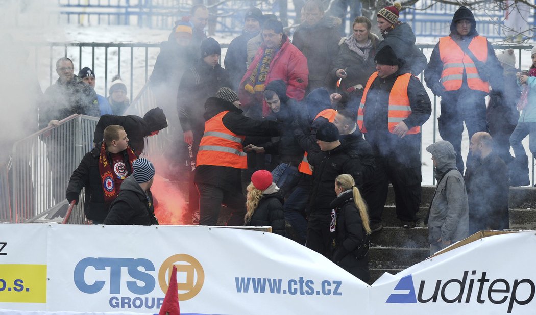 Někteří fanoušci Sparty dělali při derby &#34;S&#34; v Edenu neplechu. Zasahovat musela i ochranka.