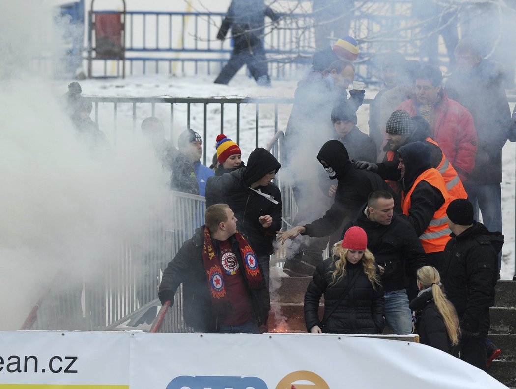 Někteří fanoušci Sparty dělali při derby &#34;S&#34; v Edenu neplechu a v jejich sektoru to vřelo. Zasahovat musela i ochranka.