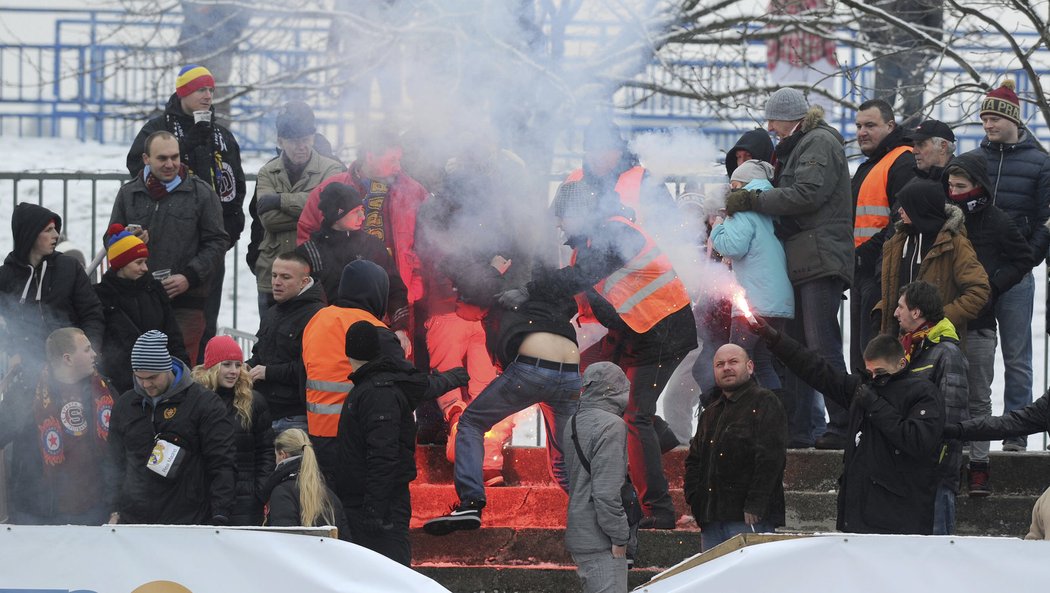 Někteří fanoušci Sparty dělali při derby &#34;S&#34; v Edenu neplechu a v jejich sektoru to vřelo. Zasahovat musela i ochranka.