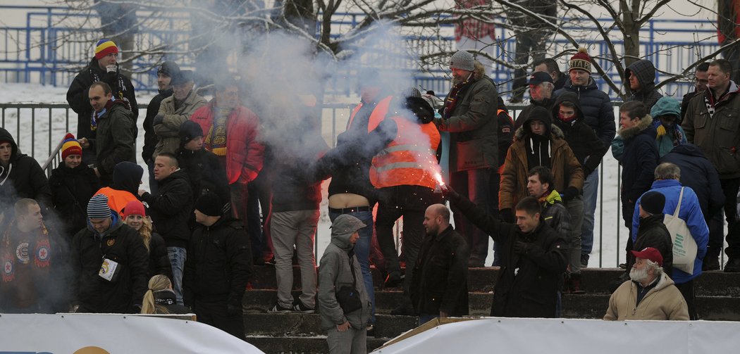 Někteří fanoušci Sparty dělali při derby &#34;S&#34; v Edenu neplechu a v jejich sektoru to vřelo. Zasahovat musela i ochranka.