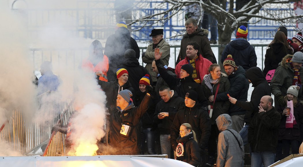 Někteří fanoušci Sparty dělali při derby &#34;S&#34; v Edenu neplechu a v jejich sektoru to vřelo.