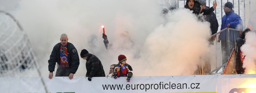 Ani derby &#34;S&#34; v poslední den roku se nevyhnulo řádění fanoušků. Sparťany v kouři z dýmovnic musela krotit ochranka.