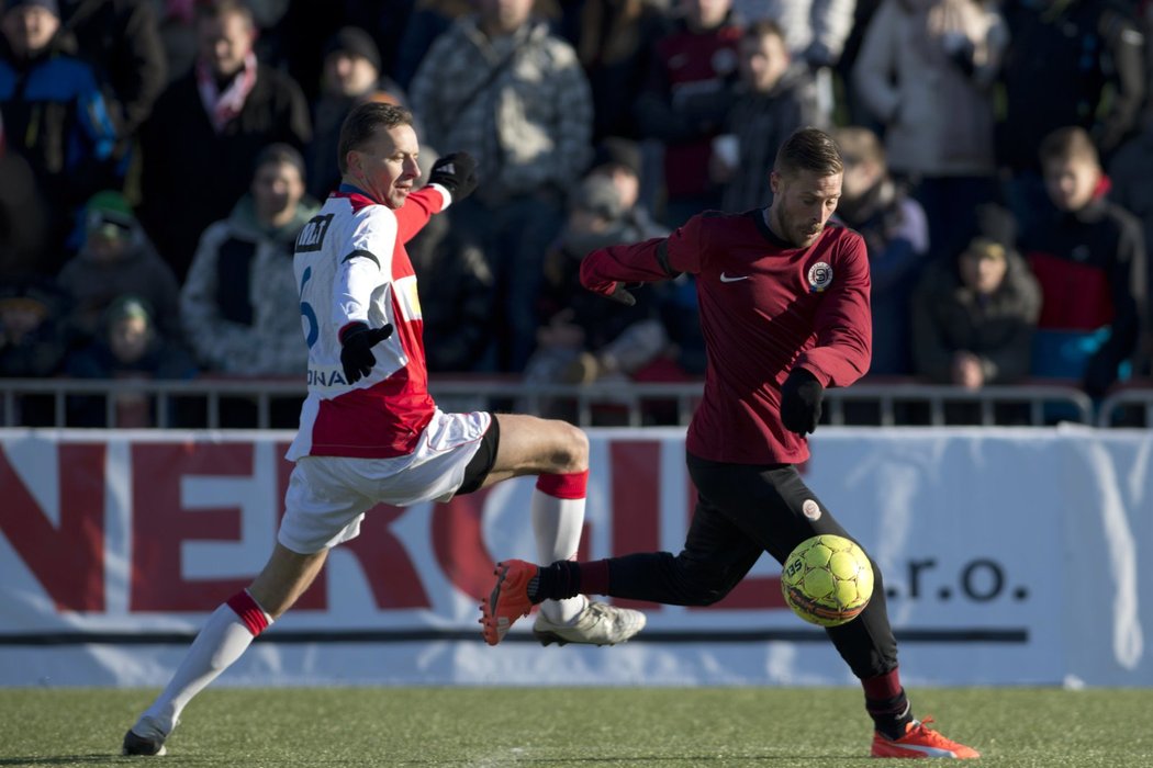 Martim Müller ze Slavie v souboji s Radkem Šírlem