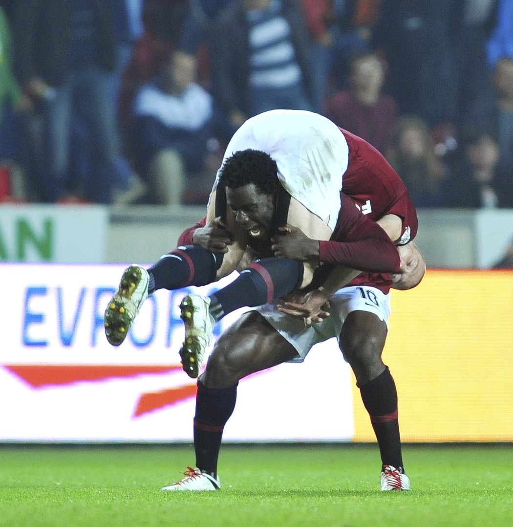 Obrovská radost Wilfrieda Bonyho s Tomášem Řepkou v derby na podzim 2010