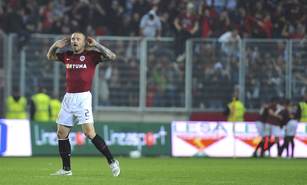 Tomáš Řepka provokuje fanoušky Slavie v derby v září 2010