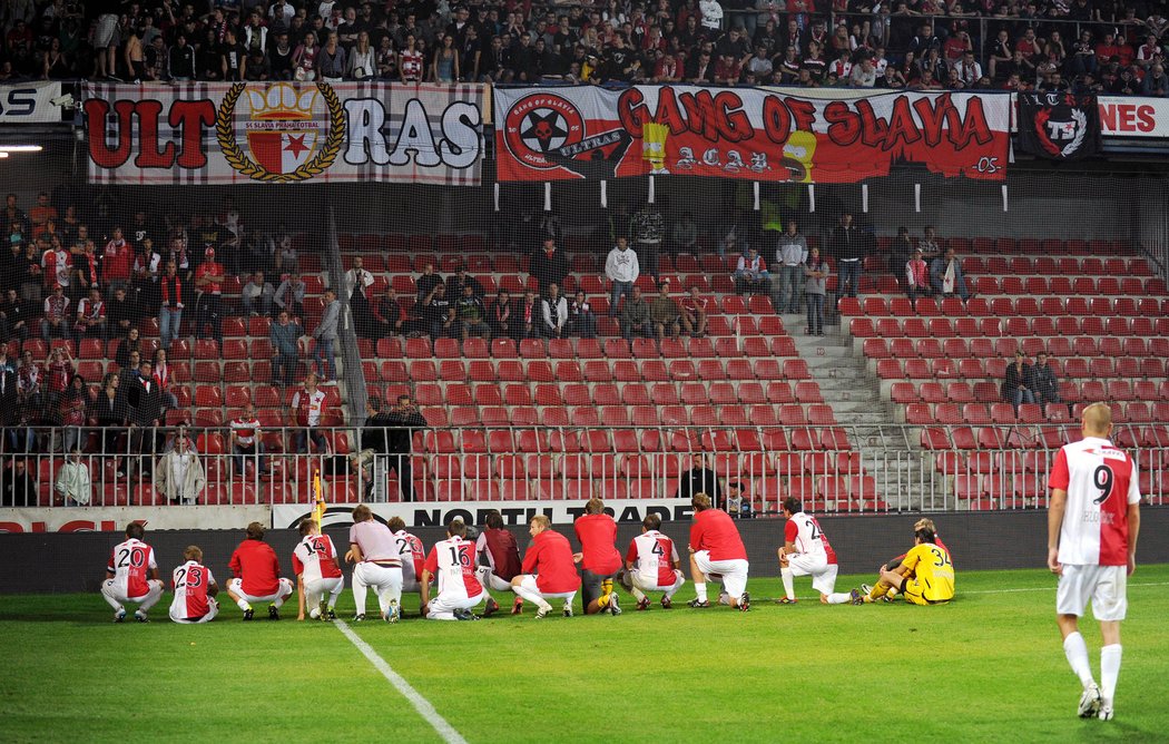 Pozápasový rituál fotbalistů Slávie. Dnes to pro ně ani pro fanoušky nebylo moc příjemné