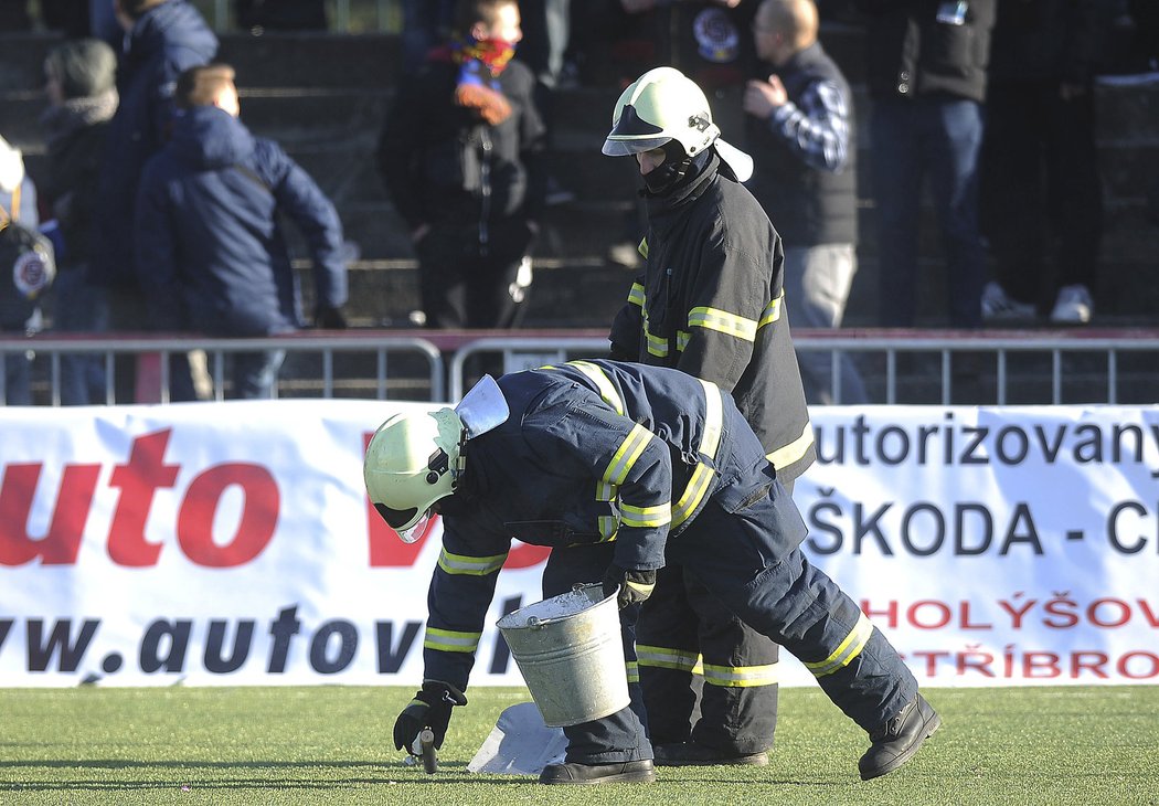 Při Silvestrovském derby museli hasiči odklízet z hrací plochy vhozené dýmovnice