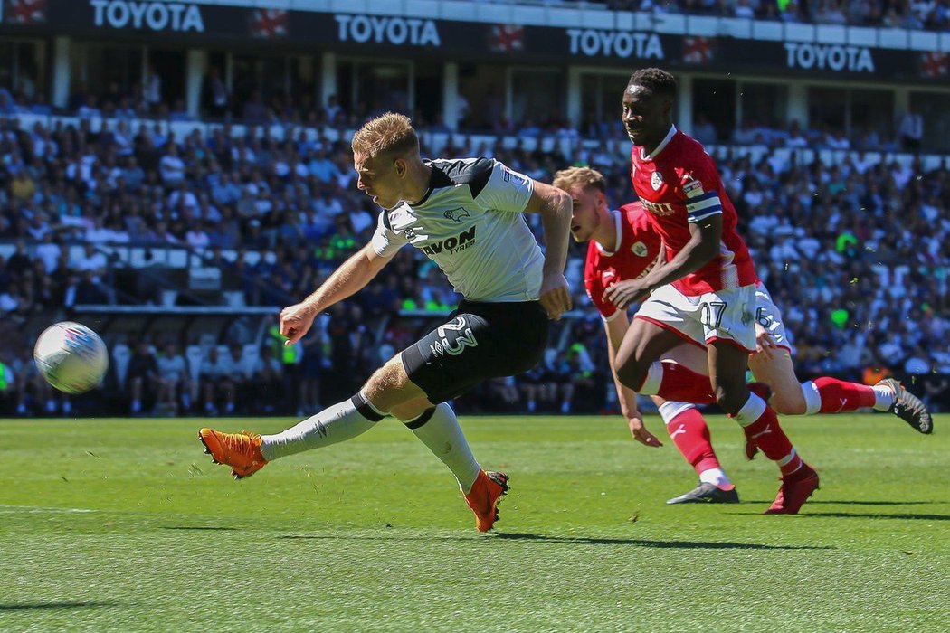 Matěj Vydra přispěl gólem k výhře fotbalistů Derby County v posledním kole druhé anglické ligy 4:1 nad Barnsley