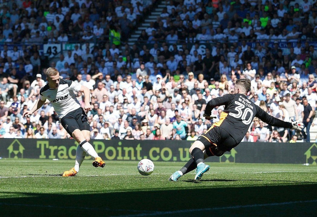 Útočník Matěj Vydra přispěl gólem k výhře fotbalistů Derby County v posledním kole druhé anglické ligy 4:1 nad Barnsley a s 21 trefami ovládl tabulku střelců