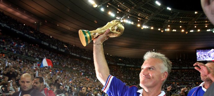 Didier Deschamps v roce 1998 dovedl Francii na domácím turnaji jako kapitán k titulu mistrů světa