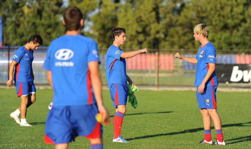 Tomáš Kalas (vpravo) si na tréninku stříhá s Tomášem Přikrylem