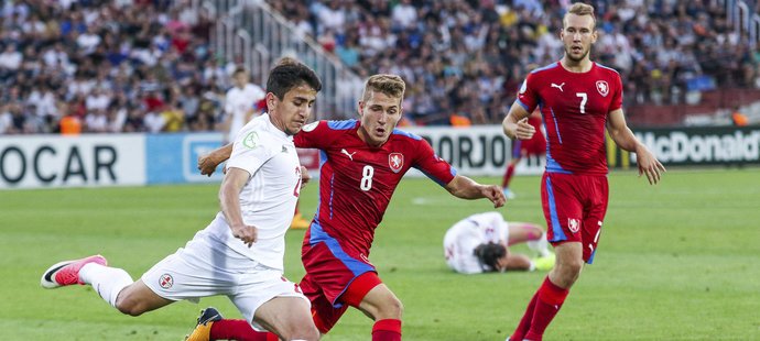 Michal Sadílek se snaží překazit rozehrávku Gruzie