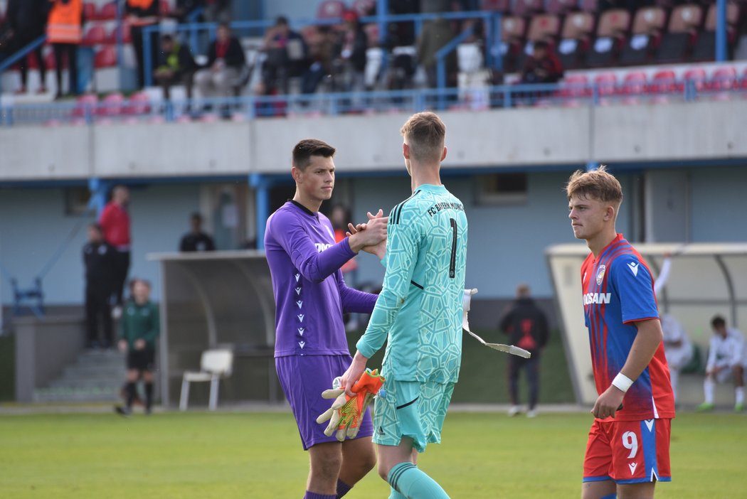 Plzeňský brankář Viktor Baier (vlevo) zdraví svého kolegu z brány Bayernu po zápase v Youth League do devatenácti let