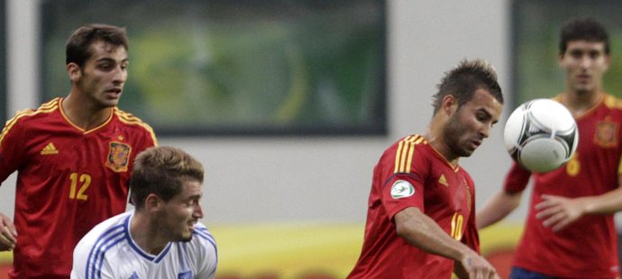 Španěl Jese Rodriguez (druhý zprava) se stal nejlepším střelcem mistrovství Evropy fotbalistů do 19 let, finále s Řeckem rozhodl v 80. minutě