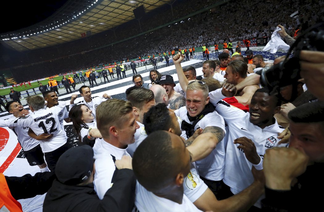 Fanoušci Eintrachtu slaví na hřišti zisk poháru