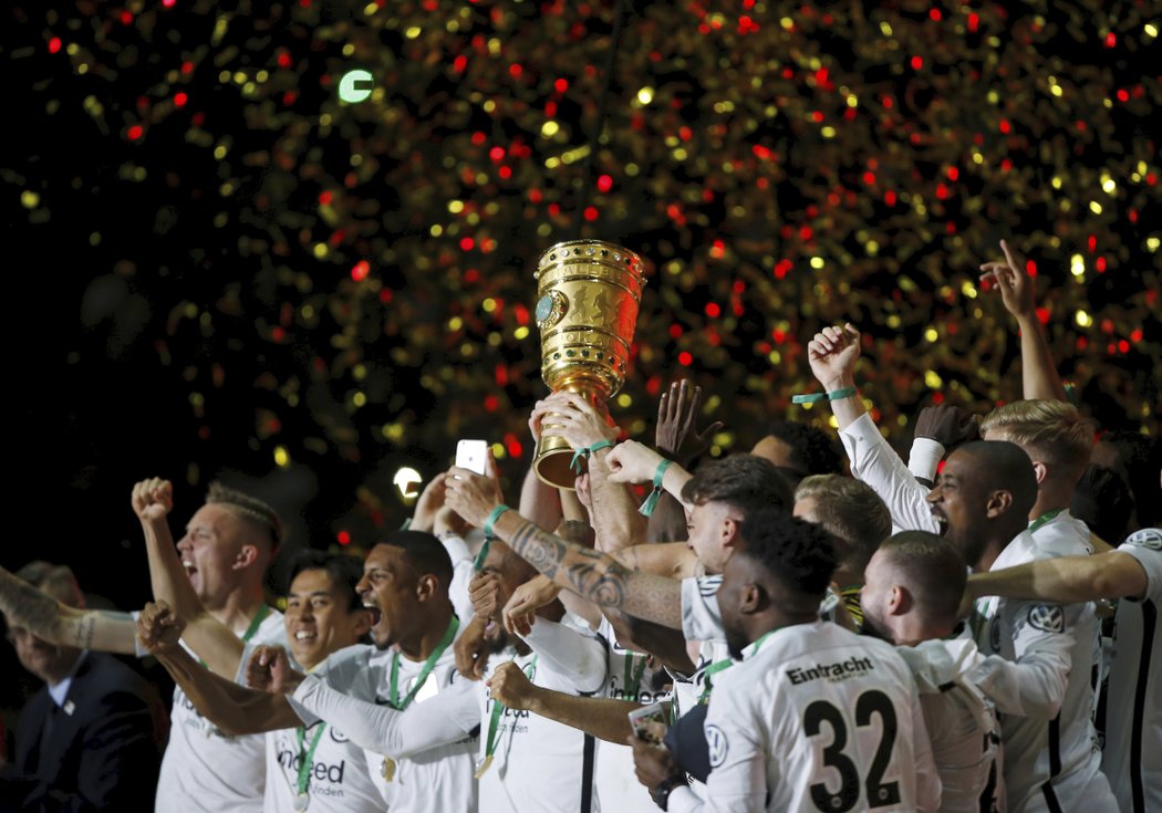 Fotbalisté Frankfurtu slaví zisk německého poháru