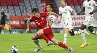 Bayern drží formu a je ve finále poháru. Frankfurt vyslal signál proti rasismu