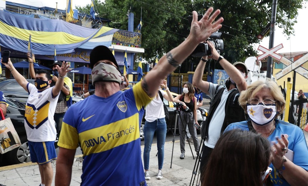 Fanoušci vzdávají hold Diegu Maradonovi před stadionem Bocy Juniors