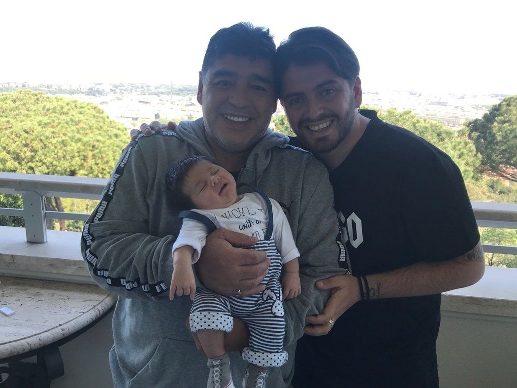 Diego Maradona se svým synem Diegem juniorem a vnukem Diegem Mattiasem