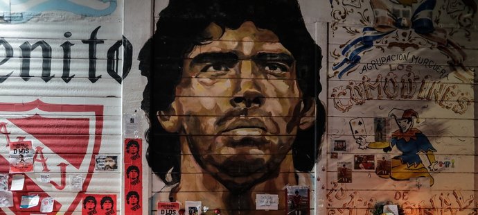 Ze zdi stadionu Argentinos Juniors, v jejichž dresu Maradona zahájil profesionální kariéru, se stal improvizovaný oltář...