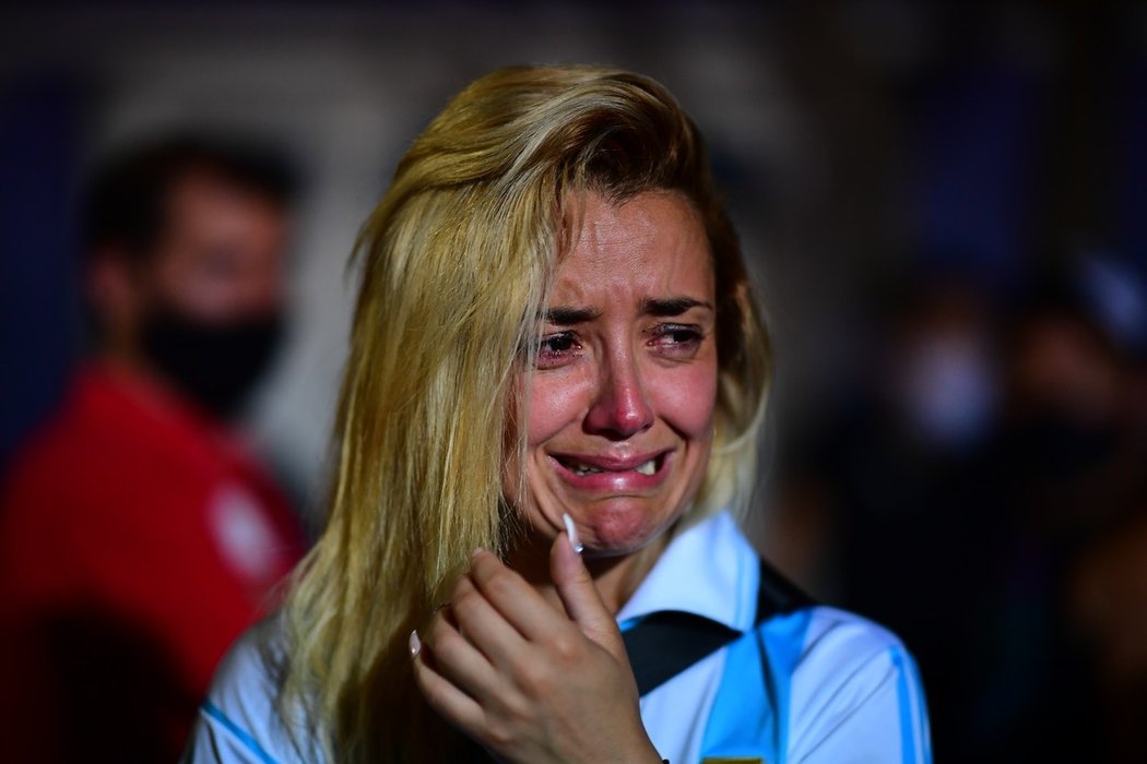 Ubrečená argentinská fanynka vzpomíná na Diega Maradonu u stadionu Argentinos Juniors, kde začínal svou kariéru