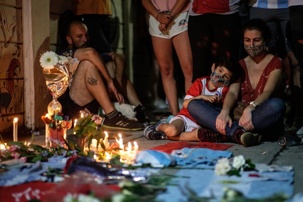 Pobrečet nad smrtí Diega Maradony přišly ke stadionu Argentinos Juniors i celé rodiny...