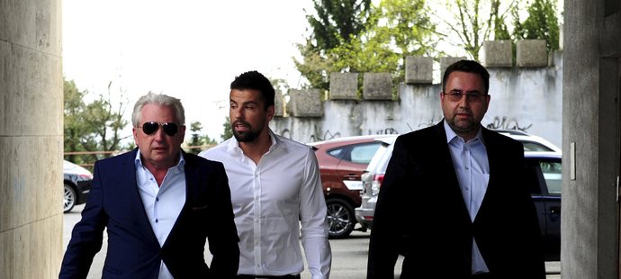 Milan Baroš agentem Paskou přichází na jednání disciplinární komise FAČR