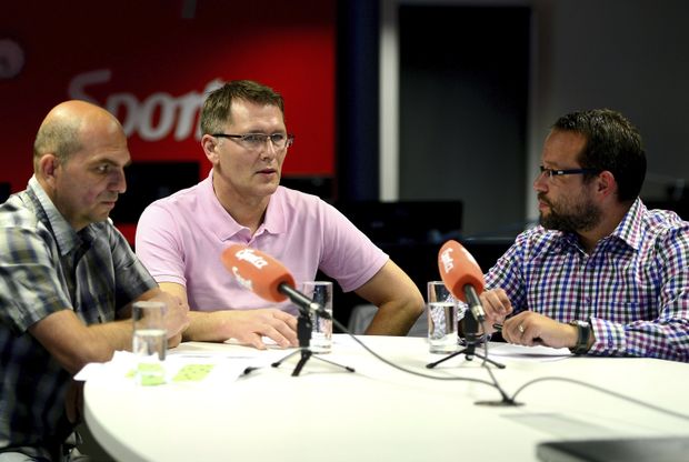 Milan Luhový (uprostřed) v živé diskuzi TV iSport Milan Luhový (uprostřed) v živé diskuzi TV iSport