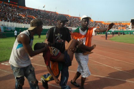 Tragédie v hledišti při fotbalovém utkání africké kvalifikace o postup na MS mezi domácím Pobřežím slonoviny a Malawi.